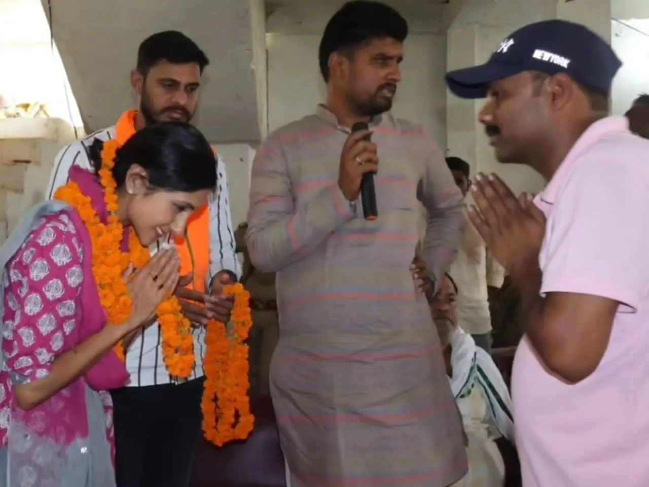 अम्बेडकरनगर  रितेश पांडेय के समर्थन में अदिति सिंह ने ग्राम सभा मुकुन्दीपुर में आयोजित की जान चौपाल  