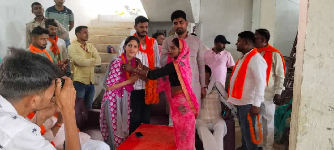 अम्बेडकरनगर  रितेश पांडेय के समर्थन में अदिति सिंह ने ग्राम सभा मुकुन्दीपुर में आयोजित की जान चौपाल  