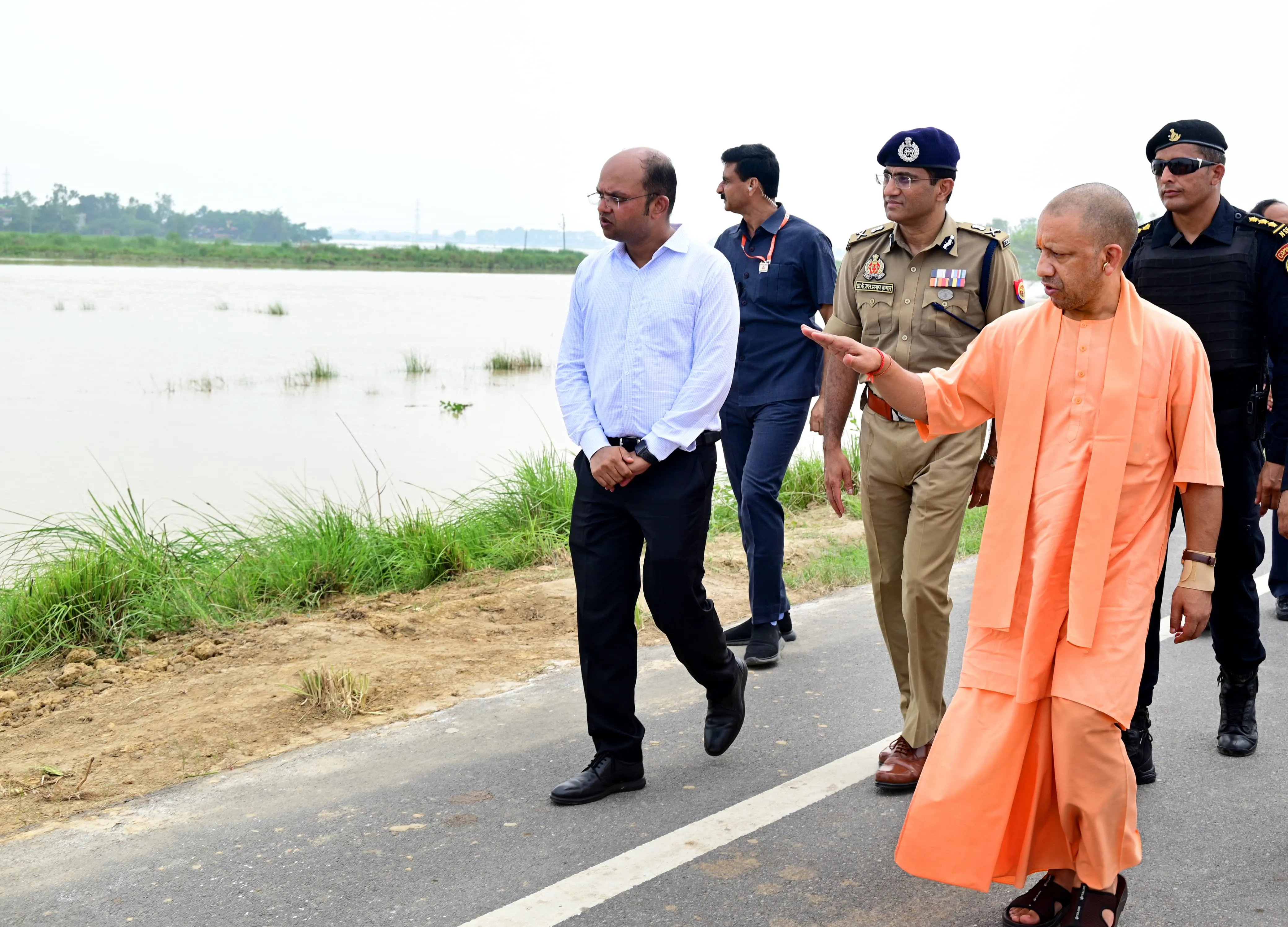 मुख्यमंत्री योगी आदित्यनाथ ने बाढ़ प्रभावितों को किया राहत सामग्री का वितरण एवं सौंपा राहत सहायता चेक