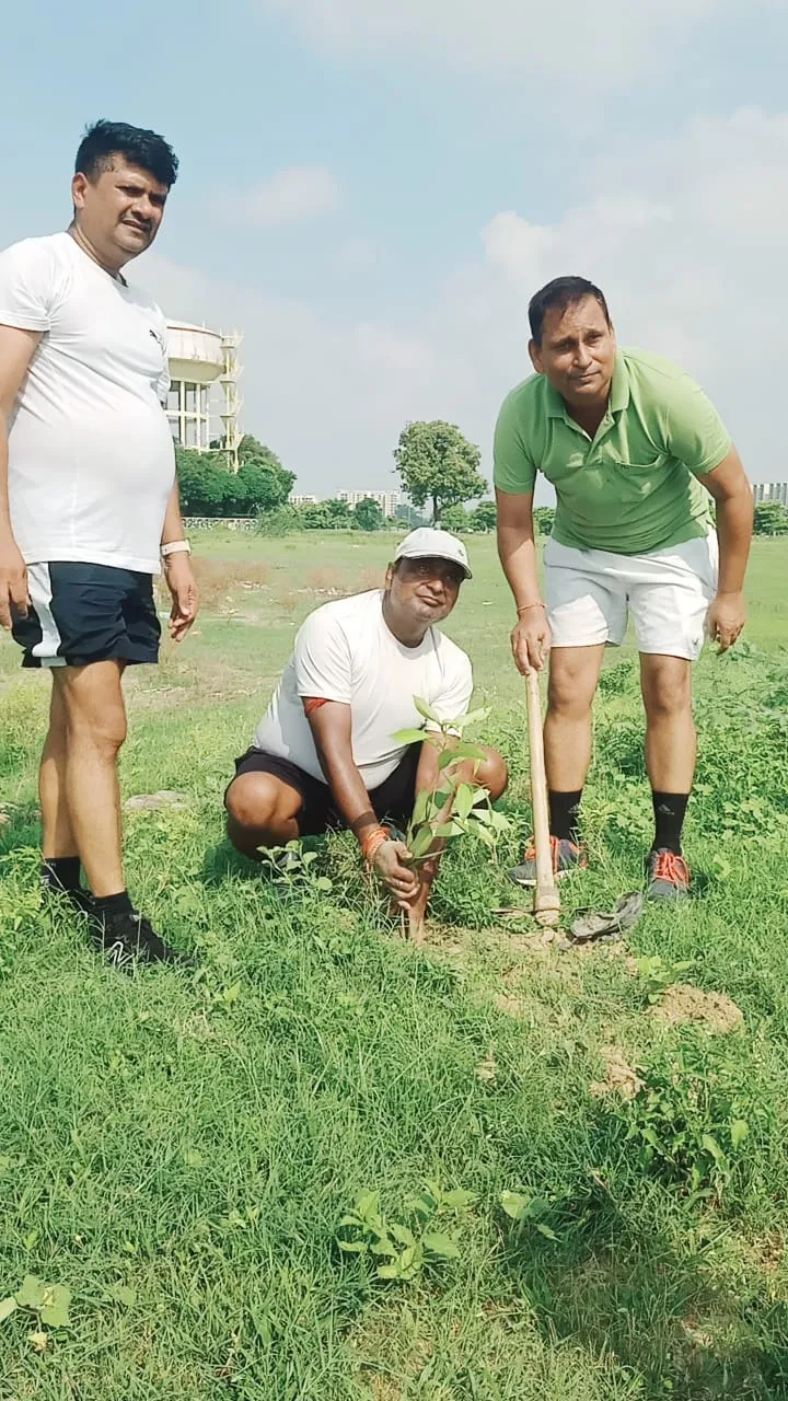 वृन्दावन योगा ग्रुप ने पौधरोपण कर वृक्षारोपण अभियान मे ली हिस्सेदारी