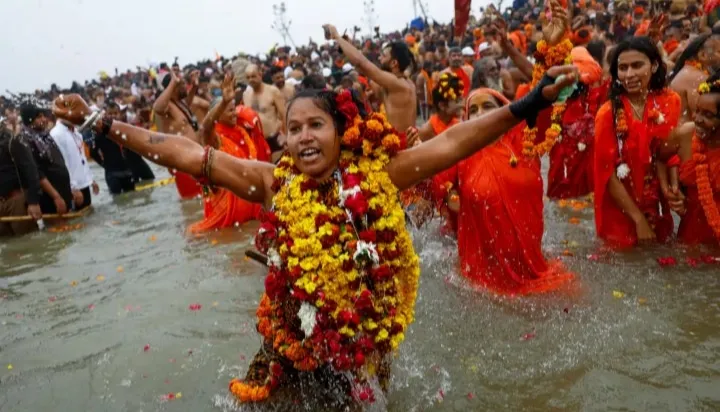 एकता और आस्था का संगम: महाकुम्भ ने दिया 'वसुधैव कुटुम्बकम' का संदेश।