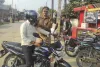 पुलिस ने हेलमेट पहनाकर राहगीरों को किया जागरूक