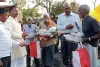 अग्नि पीड़ित परिवारों को सपा ब्लॉक अध्यक्ष गया प्रसाद यादव ने बांटी राहत सामग्री