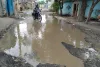 बिहार के गोपालगंज जिले के थावे प्रखंड मुख्यालय से जुड़ने वाली कई सड़कों पर जल जमाव से हो रही है परेशानी