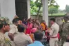 बेतिया : सीओ के गाड़ी के आगे जमीन पर लेट कर भूमिहीन दलित महिलाओं ने किया घेराव 
