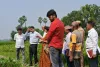 खजनी क्षेत्र गिदहा में भूमि विवाद के भौतिक सत्यापन में पहुंचे एडीएम एफआर बिनीत कुमार
