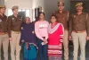 कानपुर पुलिस ने बुजुर्ग महिला को बरामद कर परिवार को सौंपा 