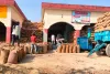 अकबरपुर मंडी में बिचौलियों का बोल बाला, किसान परेशान