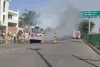 रहीमाबाद में जली झोपड़ी शहीद पथ पर सिटी बस में उठी आग की लपटें