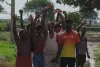 बलरामपुर के संकरनगर में अक्रोशित ग्रामीणों ने किया प्रदर्शन