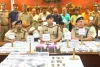 कुशीनगर : जाली करेंसी के दस धंधेबाजों को पुलिस ने की ठुकाई, ह्विल चेयर पर मांग रहे माफी 