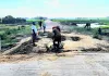 नवनिर्मित पुल के एप्रोच पर ग्रामीणों ने श्रमदान कर मिट्टी कार्य करवाया