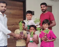 वारसी नगर मोहल्ले में मेरा आंगन मेरी हरियाली अभियान के तहत घर घर में बाटें गमले   