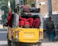 सड़क सुरक्षा व यातायात नियमों की खुलेआम उड़ा रहे धज्जियां, कान्वेंट स्कूलों के वाहन
