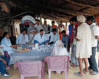 जिलाधिकारी पवन अग्रवाल के निर्देश पर स्वास्थ्य विभाग ने बाढ़ प्रभावित गांव कटरा में मेडिकल कैम्प लगाकर बाढ़ पीड़ितों को दवा वितरण किया