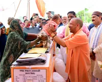 मुख्यमंत्री योगी आदित्यनाथ ने बाढ़ प्रभावितों को किया राहत सामग्री का वितरण एवं सौंपा राहत सहायता चेक