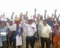 चकबंदी का विरोध, किसानों ने खेतों में खड़े होकर किया प्रदर्शन