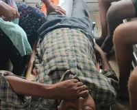 ऑटो और बाइक की भिड़ंत में एम्बुलेंस कर्मचारियों की सूझबूझ से बचा युवक का पैर