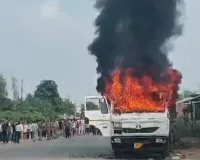 भीषण सड़क दुघर्टना, अनियंत्रित ट्रक ने चार छात्रों को रौंदा।