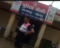 चौकी प्रभारी ने हाॅफ लोवर- टीशर्ट पहनकर की सुनवाई