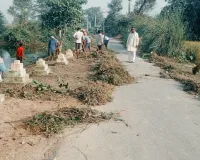 कुशीनगर : छठ पूजा पर्व की तैयारी, घाटों की सफाई में लगे सुरेश प्रधान