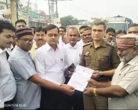 बलरामपुर में अधिवक्ताओं ने प्रदर्शन कर एसडीएम को सौंपा राज्यपाल संबोधित ज्ञापन