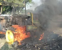 गेहूं की बुवाई करते समय ट्रैक्टर में लगी आग और टैक्टर जलकर हुआ खाक