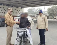 अयोध्या पुलिस ने यातायात नियमों का गुलाम का फूल देकर कराया पालन 