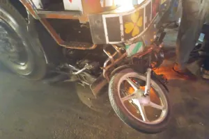 कुशीनगर : ट्रक में घुसी बाइक एक की मौत दो की हालत गंभीर