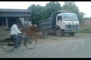 खनन भूमाफियाओं के धूल के प्रदूषण से ग्रामीण परेशान प्रशासन मौन यूपी योगी सरकार की सख्त निर्देश से भी भू माफियाओं में कोई खौफ नहीं।