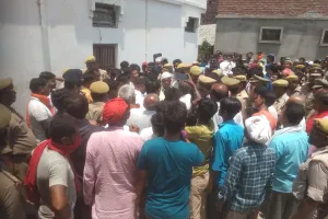 कुशीनगर : शौचालय की टंकी में गिरने से पिता-पुत्र समेत चार की मौत एक गंभीर