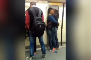 Delhi Metro लगातार सुर्ख़ियों में, चलती मेट्रो में Liplock Kiss, वीडियो वायरल 