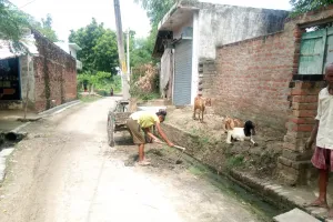 मासूम ने स्वयं ही उठाया हाथों में फावड़ा, लिया साफ सफाई का जिम्मा