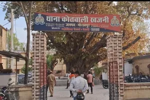 भूषा बना रहे ट्रेक्टर मालिक सहित रीपर मशीन व ट्रेक्टर ट्राली पर खजनी पुलिस ने किया कार्यवाही