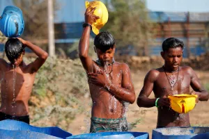 आग बरसती गर्मी और मेहनतकश कामगार