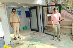 पुलिस चौकी होने का भी नही रहा खौफ, नकाबपोश लुटेरों ने उखाड़ा एटीएम