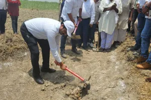 बलरामपुर में गूल खोदो महाभियान की डीएम ने की शुरुवात