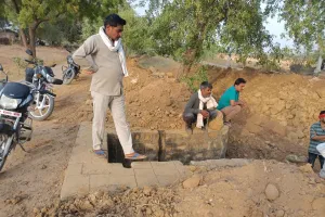 सिंचाई विभाग के अधिकारियों द्वारा गलत ढंग से नहर में फाल लगाने से ग्रामीणों में भारी आक्रोश  व्याप्त है