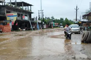 मछली के तालाबों तब्दील सिलापथार नगर पालिका इलाके के की सड़के।