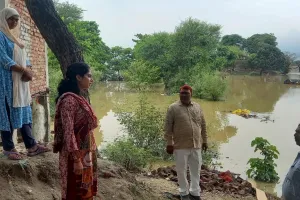  बाढ़ प्रभावित गांव का ज्वाइंट मजिस्ट्रेट ने किया निरीक्षण