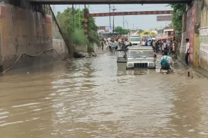 हल्की बरसात के पानी से बंद हुआ नटवां रेलवे अंडर ब्रिज 