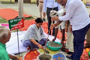   कलेक्ट्रेट परिसर में पौधरोपण कर जिलाधिकारी ने वन महोत्सव का किया शुभारंभ