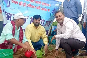 तालाब के तटबंध पर मंडलीय प्रभारी संग ग्राम प्रधान ने किया वृक्षारोपण