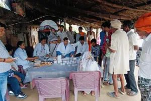 जिलाधिकारी पवन अग्रवाल के निर्देश पर स्वास्थ्य विभाग ने बाढ़ प्रभावित गांव कटरा में मेडिकल कैम्प लगाकर बाढ़ पीड़ितों को दवा वितरण किया