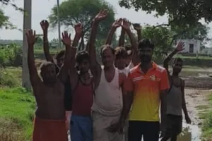 बलरामपुर के संकरनगर में अक्रोशित ग्रामीणों ने किया प्रदर्शन