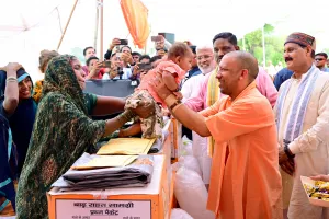 मुख्यमंत्री योगी आदित्यनाथ ने बाढ़ प्रभावितों को किया राहत सामग्री का वितरण एवं सौंपा राहत सहायता चेक