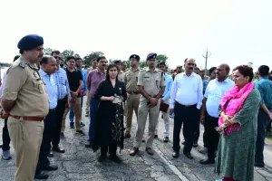 पीलीभीत मण्डलाआयुक्त एवं पुलिस महानिरीक्षक ने भारी बारिश के कारण माधौटांडा मार्ग के कटान का किया स्थलीय निरीक्षण,