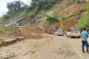अरुणाचल प्रदेश का राष्ट्रीय राजमार्ग संख्या 13 के  तीन-तीन स्थानों में भयानक भूस्खलन। 