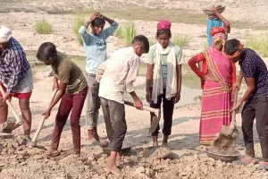 मनरेगा में नाबालिग बच्चों द्वारा तालाब में करवा रहे कार्य में खेला जा रहा बड़ा खेल 