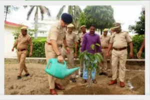 एडीजी जोन कानपुर कार्यालय में वृहद वृक्षारोपण 